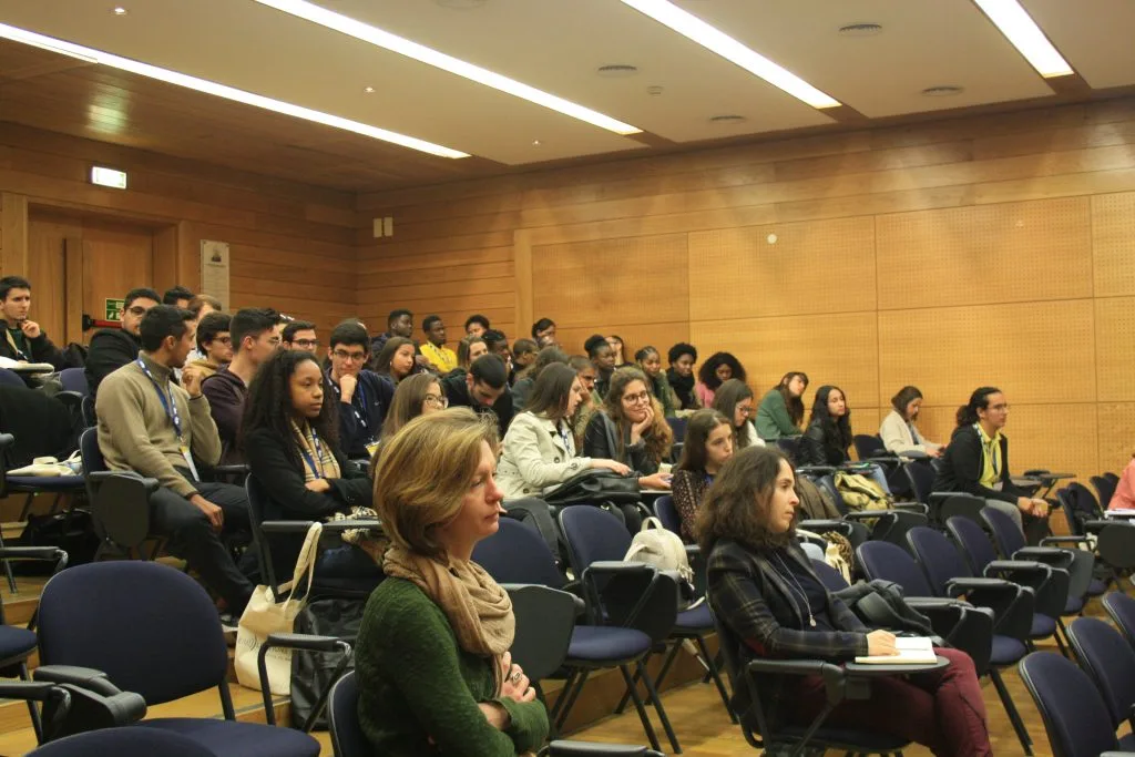 The audience of the roundtable, filling most of the auditorium's seats.