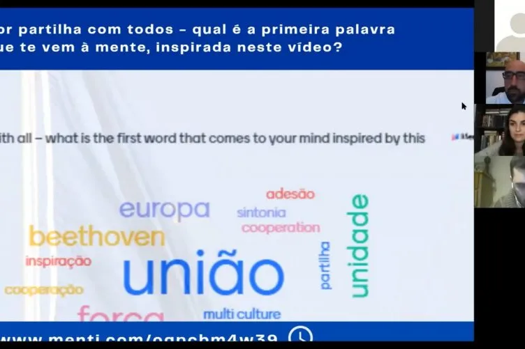 Still of the videoconference showing four participants and the word cloud, with words like "union", "europe" or "strenght" in portuguese standing out. 