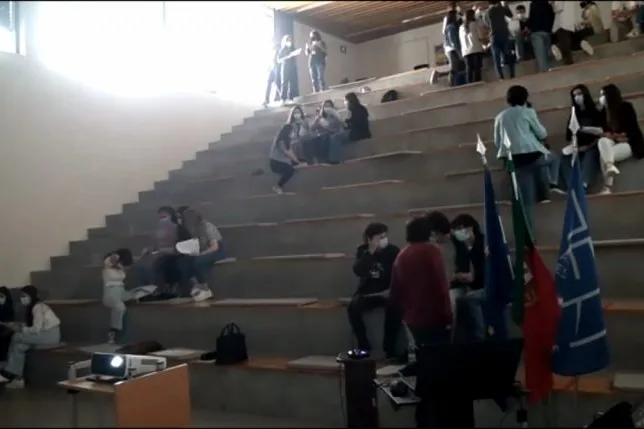 The students in the Arouca school auditorium organized in discussion groups, view from the front.