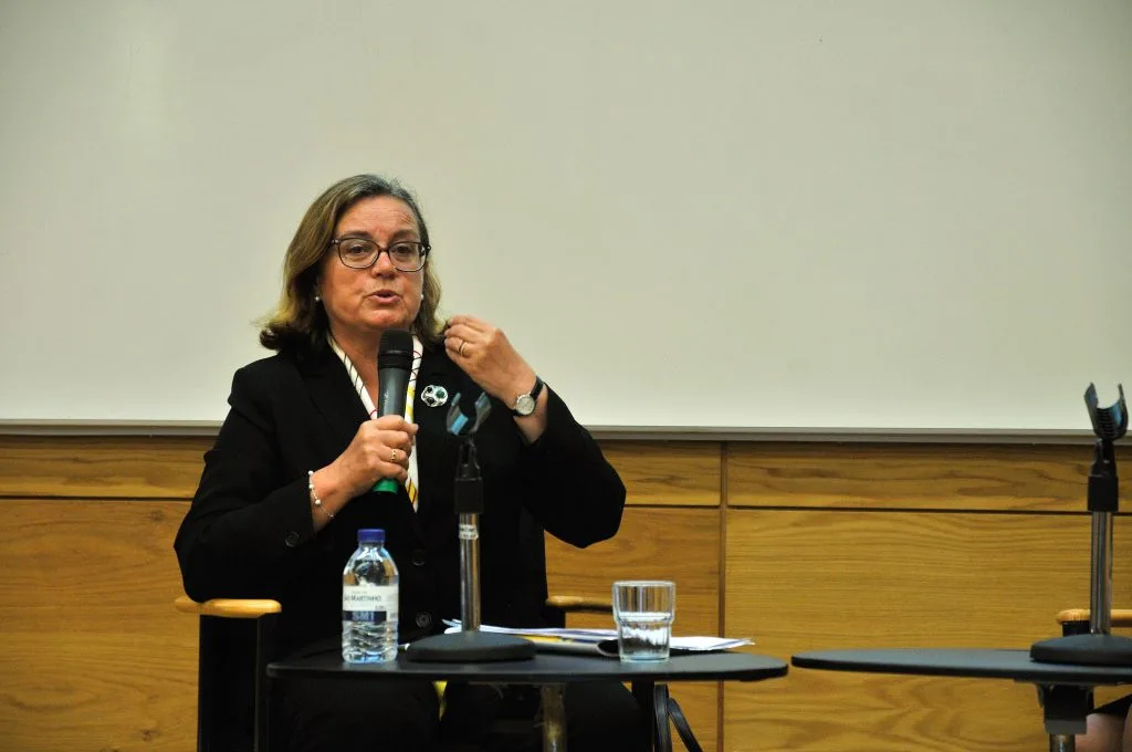 Ana Paula Zacarias on the stage, talking to the audience.