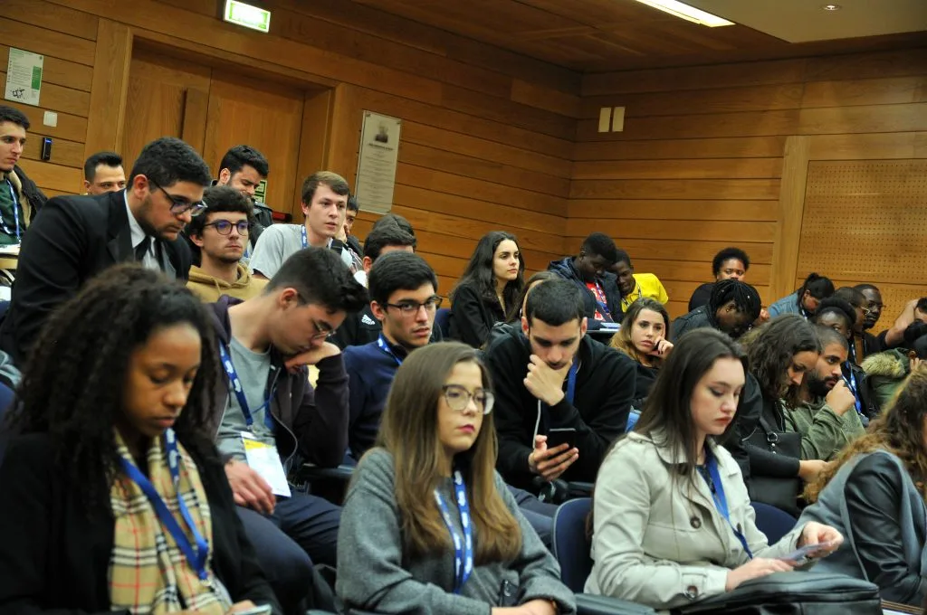 Frontal perspective of the roundtable audience.