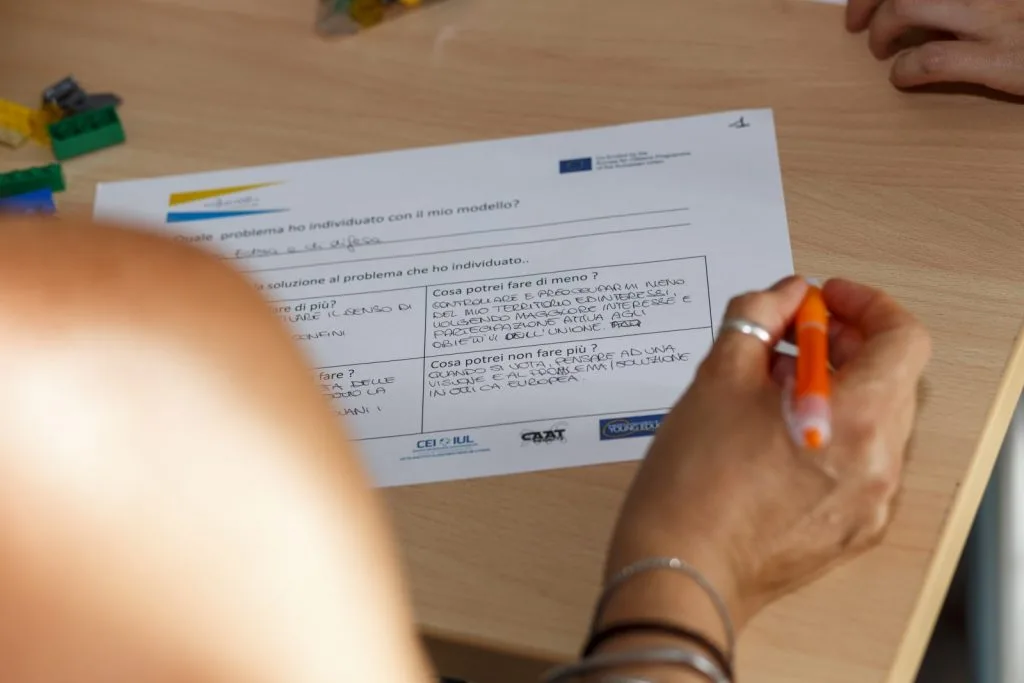 Paper sheet of questionnaire with written answers and author's hand.